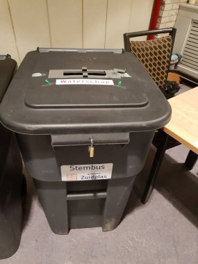 Hollanda'nın Zuidplas kentinde bölgesel (Provincie) ve su yönetimi seçimleri için sandık kilitle kapatıldı