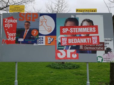 Hollanda'da 2019'da yapılacak bölgesel seçimler için belediye reklam panolarına kampanya afişi asıldı