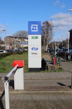 Hollanda'da demiryolu ve tramvay istasyonu Den Haag Laan van Noi'de paking&Travel için otopark