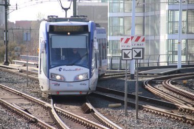 Lahey'deki Randstadrail için raylar üzerinde Regio Citads tramvay aracı Istasyon Den Haag Laan van Noi htm tarafından işletilen
