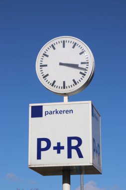 Hollanda'da demiryolu ve tramvay istasyonu Den Haag Laan van Noi'de paking&Travel için otopark