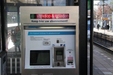 Randstadrail için Den Haag metro istasyonu Laan van Noi üzerinde Ret bilet otomat