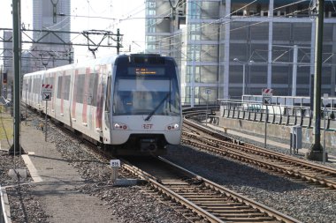 Flexity Swift rgs3 tramvay aracı Lahey'de Randstadrail için raylar üzerinde Istasyon Den Haag Laan van Noi de Ret tarafından işletilen