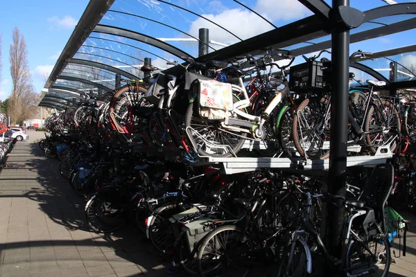 Zweistöckige Abstellräume Für Fahrräder Der Bahn Und Straßenbahnstation Den Haag — Stockfoto