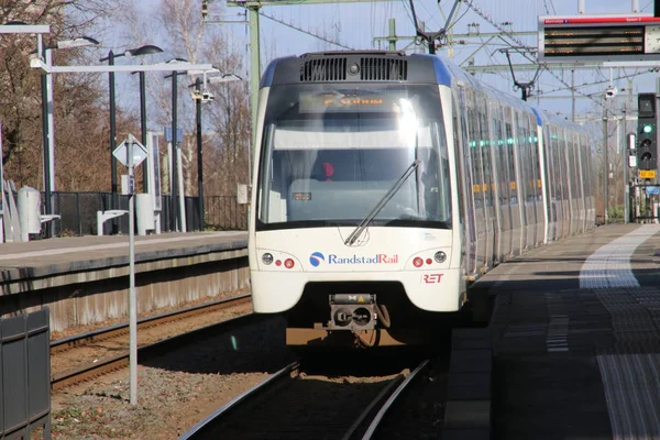 灵活性 Swift Rgs3 有轨电车车辆在海牙的兰德斯塔德铁路的铁轨上 Ret 在登哈格兰范努伊站运营 — 图库照片