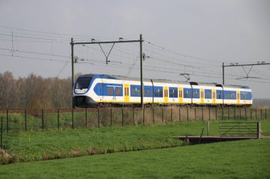 Moordrecht gouda ve Rotterdam arasında akşam güneşinde Slt sprinter yerel banliyö treni