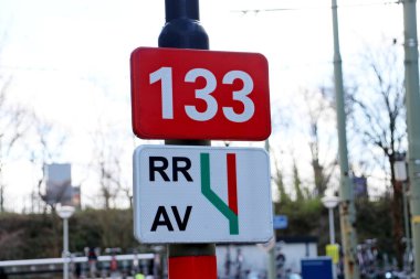 Tramvay türü için numara ve yön ile istasyon laan van Noi de geçiş için işaret
