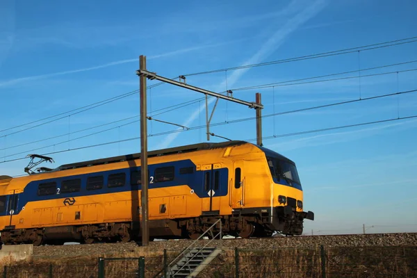 Intercity Zug Auf Dem Gleis Bei Nieuwerkerk Aan Den Ijssel — Stockfoto
