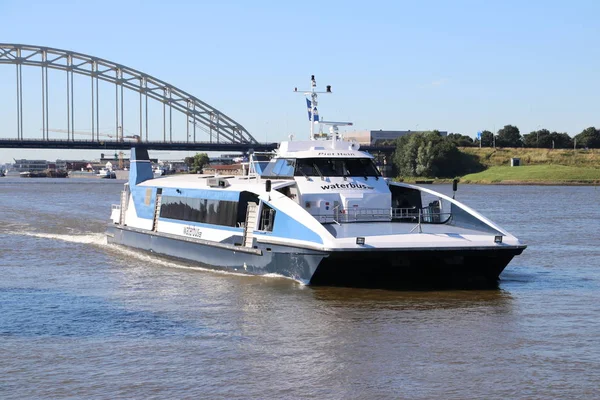 在鹿特丹水上快速运输的水车船 — 图库照片