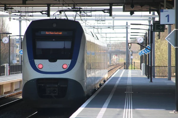 Train Banlieue Local Slt Long Quai Sur Toute Nouvelle Gare — Photo