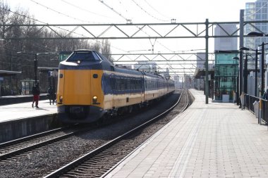 Hollanda'da Den Haag Laan van Noi tren istasyonunda Icm Koploper şehirlerarası tren