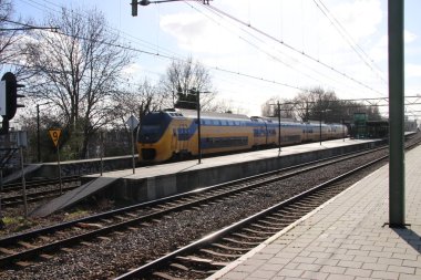 Hollanda'da Den Haag Laan van Noi tren istasyonunda Virm şehirlerarası çift katlı tren