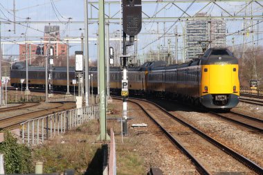 Hollanda'da Den Haag Laan van Noi tren istasyonunda Icm Koploper şehirlerarası tren