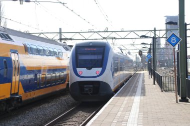 Hollanda'da Den Haag Laan van Noi tren istasyonunda Slt yerel banliyö treni