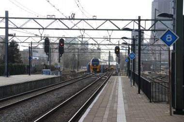 Hollanda'da Den Haag Laan van Noi tren istasyonunda Virm şehirlerarası çift katlı tren