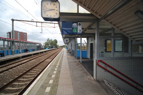 Платформа Железнодорожного Вокзала Ньиверкерк Ден Эйссел — стоковое фото