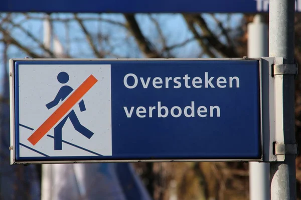 蓝色和白色标志与荷兰语文本 过度的Verboden 这意味着不允许侵入铁轨 — 图库照片