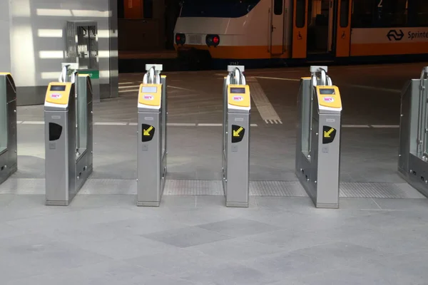 Terminale Płatnicze Platformie Stacji Kolejowej Den Haag Centraal Holandii — Zdjęcie stockowe