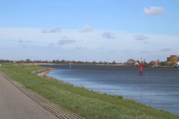 在荷兰切 伊塞尔河的红色引导柱 以纪念水中的安全水道 — 图库照片