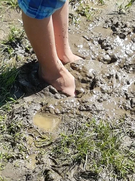 Dirty feet while playing with mud and wather in the Hennipgaarde in Zevenhuizen