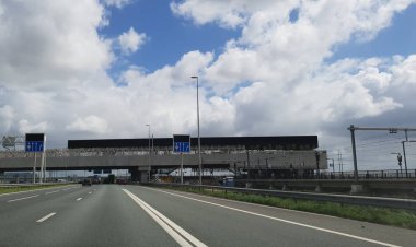 otoyol A12 at ve Trainstation lansingerland-Zoetermeer boyunca tramvay istasyonu ile viyadük ile Bleiswijk at