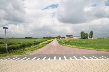 Nieuwerkerk aan den IJssel de Zuidplaspolder Raod ve çayırlar, deniz seviyesinden 21 ft altında Europ en düşük parçalarından biri