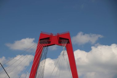 Rotterdam, Hollanda'da Nieuwe Maas nehri üzerinde kırmızı renkli Willemsbrug