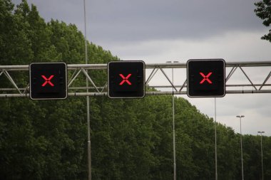 Nieuwerkerk aan den Ijssel'de A20 otoyolunda kapalı sürüş şeritlerinin üzerindeki kırmızı haçlar, bakım için kapatıldı