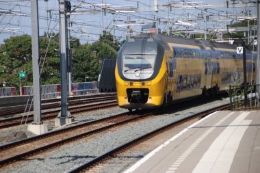 Şehirlerarası tren tipi Dd-Irm Hollanda'da yüksek hızlı istasyonu Utrecht Vaartsche Rijn geçen