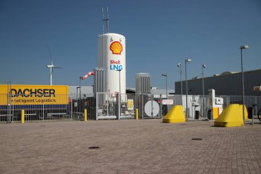 Hollanda'nın Waddinxveen kentindeki Doelwijk'teki kamyon merkezinde sıvı doğal gaz veya Lng Shell yakıt istasyonu