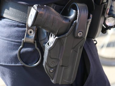 Walther P99 genel ekipman olarak Hollanda'da bir polis memuru kemerinde yarı otomatik tabanca olarak; 