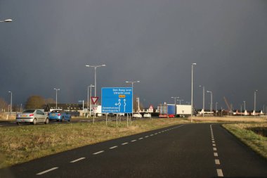 Zevenhuizen köyü ve bölgesel yol N219 üzerinde gök gürültülü sağanak bulutlu