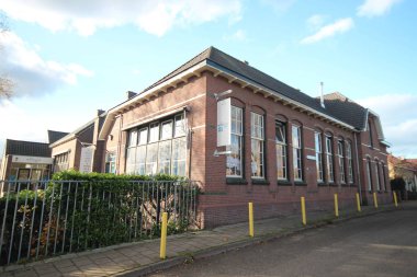 Nessevliet adlı küçük köyoud Verlaat'taki ilkokul, okulun altında küçük bir nehir