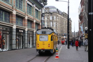 Hollanda'da Den Haag Şehrinde sarı eski tarihi Pcc tramvay sokak arabası. Bu tramvay müzeaittir ve Htm için çalıştırmak için kullanılır
