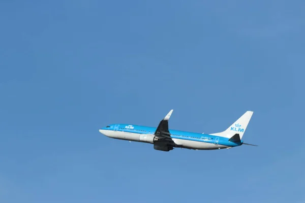 飞机从 Kaagbaan 在阿姆斯特丹史基浦机场 Bxh Klm 荷兰皇家航空公司波音 737 8K2 — 图库照片