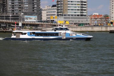 Hollanda'nın Rotterdam limanında Nieuwe maas nehri üzerinde toplu taşıma olarak Waterbus