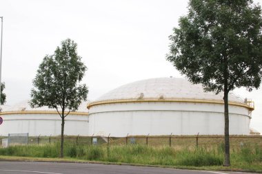 Hollanda'nın Amsterdam limanında Westport limanında Vopak terminalinde tanklar