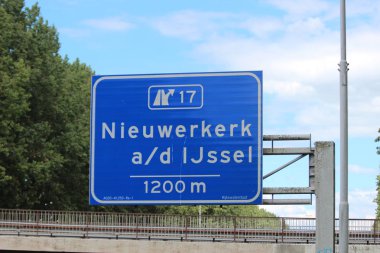 Nieuwerkerk aan den Ijssel başlığı Hollanda'da otoyol A20 kavşak 17 için mavi işareti