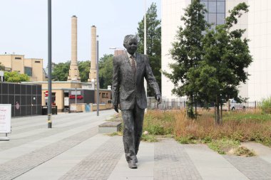 Den Haag'daki Johan de Wittlaan'da Nelson Mandela'nın Heykeli, Arie Schippers tarafından yaratılan Long Walk to Freedom adlı