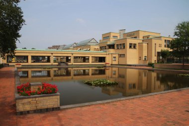 Gemeentemuseum Den Haag vaste tentoonstellingen van Mondriaan, Picasso en Toorop bir araya geldi. Gebouw içinde 1935 geopend en ontworpen kapı Berlage olduğunu