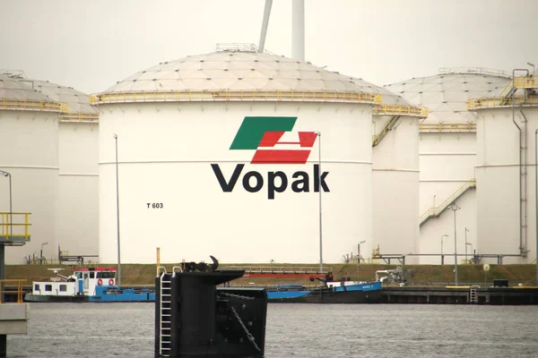 Hollanda'nın Amsterdam limanında Westport limanında Vopak terminalinde tanklar