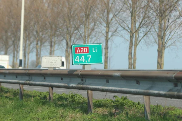 オランダの44 7左側で高速道路A20の肩に速度と距離記号 — ストック写真