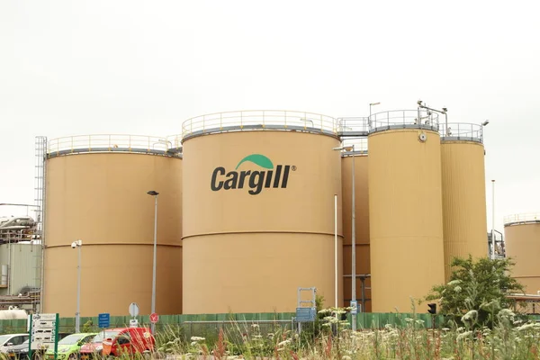 Hollanda'nın Amsterdam limanındaki cargill fabrikasında tanklar