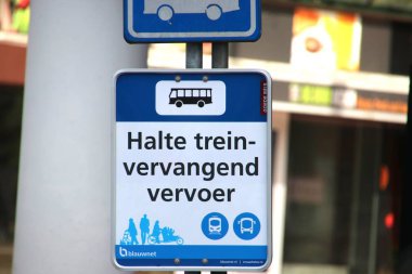Ağustos 2019, Zwolle, Hollanda - İstasyon çevresinde toplu taşıma 