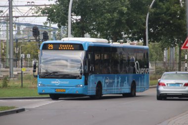 Ağustos 2019, Zwolle, Hollanda - İstasyon çevresinde toplu taşıma 