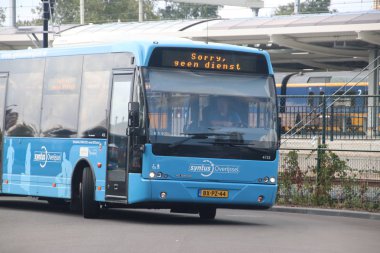 Ağustos 2019, Zwolle, Hollanda - İstasyon çevresinde toplu taşıma 