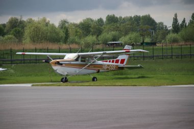 Hollanda'da Rotterdam Lahey Havaalanı platformunda Hb-Cgs Cessna 172rg Cutlass Rg