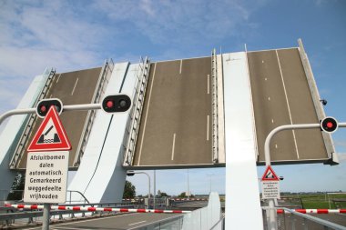 Hollanda'da Alphen aan den Rijn Oude Rijn Nehri üzerinde Açık Maximabrug köprü