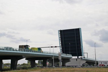 Waddinxveen bölgesel yol N451 üzerinde amaliabrug adlı Gouwe kanalı üzerinde açık köprü
