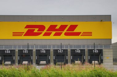 Amsterdam'da liman Westpoort Dhl parselleri için dağıtım merkezi ve depo